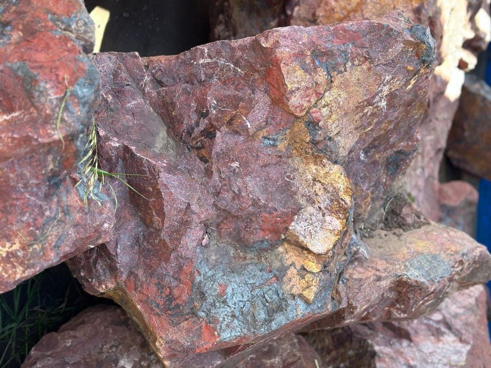 Камни для ландшафтного дизайна красно-фиолетовые 10-60 килограмм купить в Видном