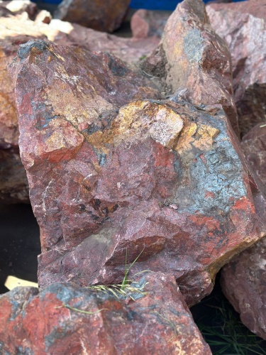 Камни для ландшафтного дизайна красно-фиолетовые 10-60 килограмм купить в Видном