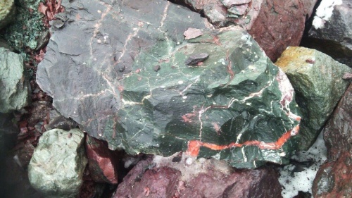 Гигантские зелёные валуны для ландшафтного дизайна весом более 5 тонн купить в Видном