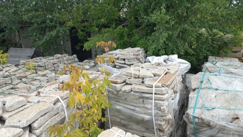 Плитняк галтованный гранитный для ландшафтного дизайна купить в Видном