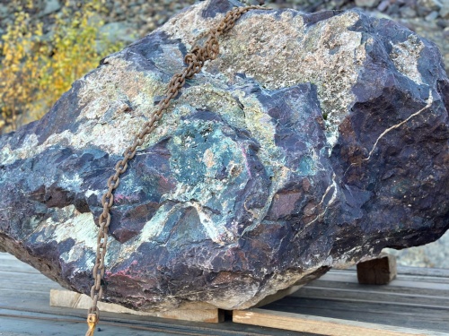 Огромные красно-фиолетовые валуны для ландшафтного дизайна весом более 5 тонн купить в Видном