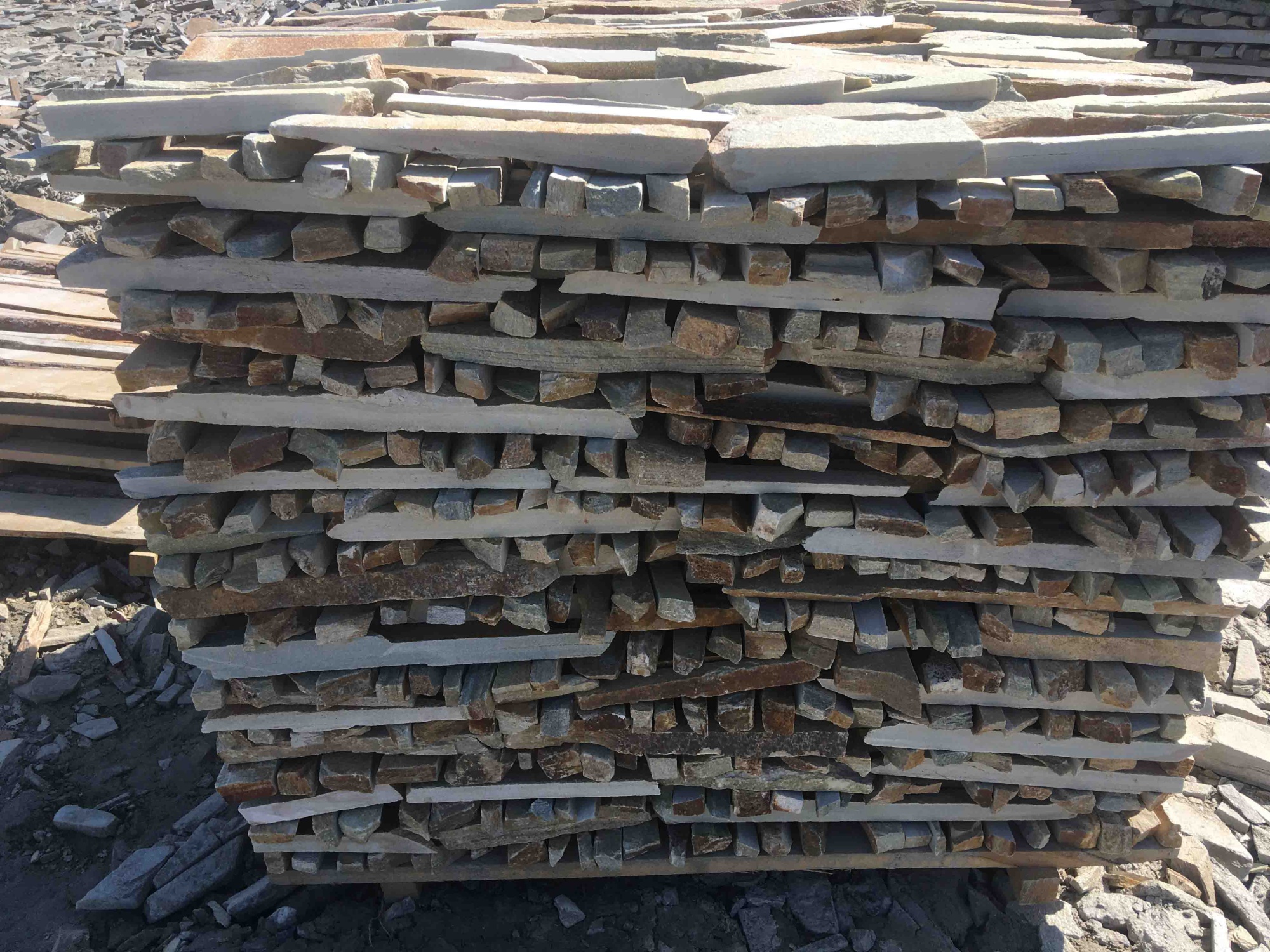 Горбушка златолит золотистый для облицовки купить в Видном