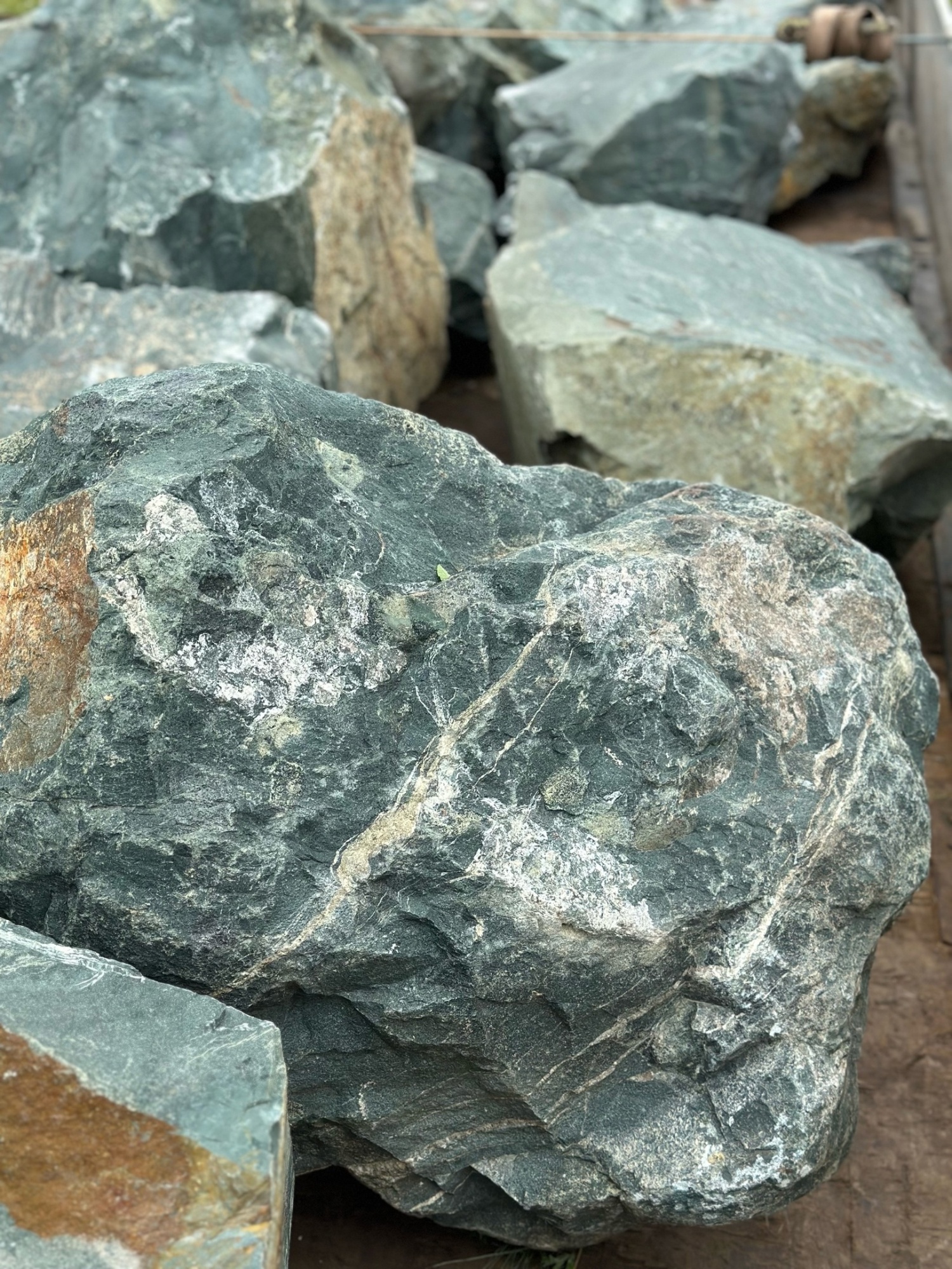 Камни для ландшафтного дизайна зелёные 10-60 килограмм купить в Видном