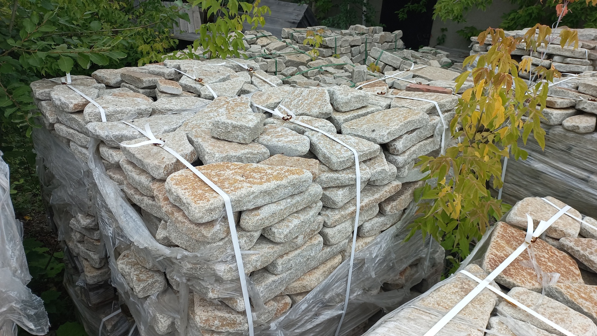 Плитняк галтованный гранитный для ландшафтного дизайна купить в Видном