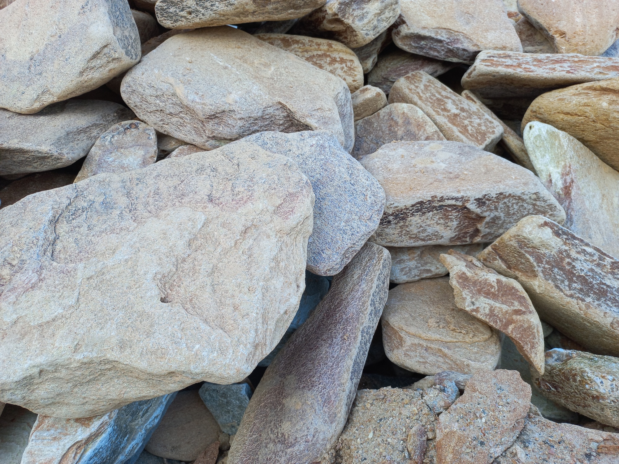 Златолит жёлтый, жёлто-зелёный глыбки и валуны для ланшафтного дизайна купить в Видном