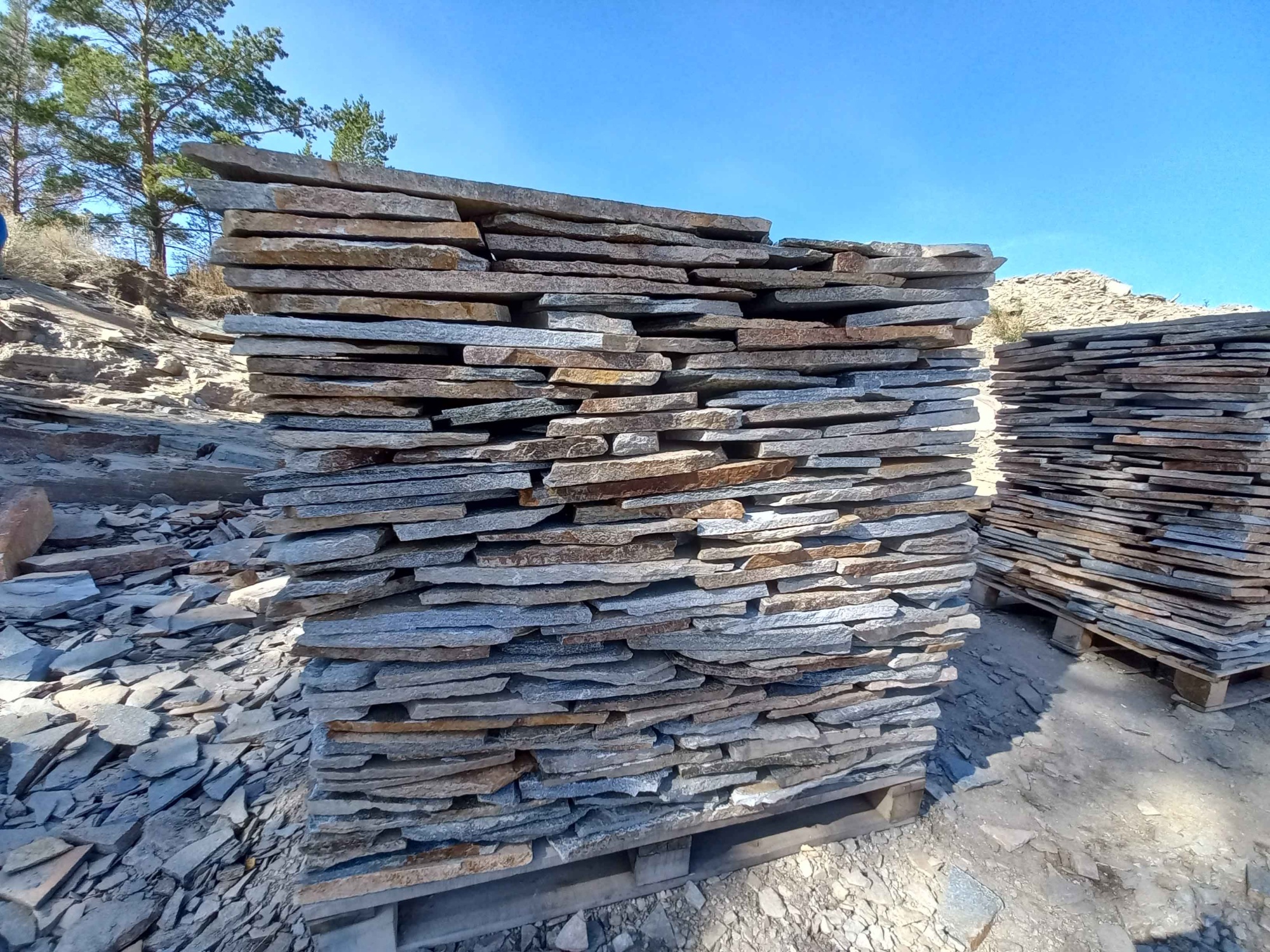 Плитняк златолит серебристый для фасада купить в Видном