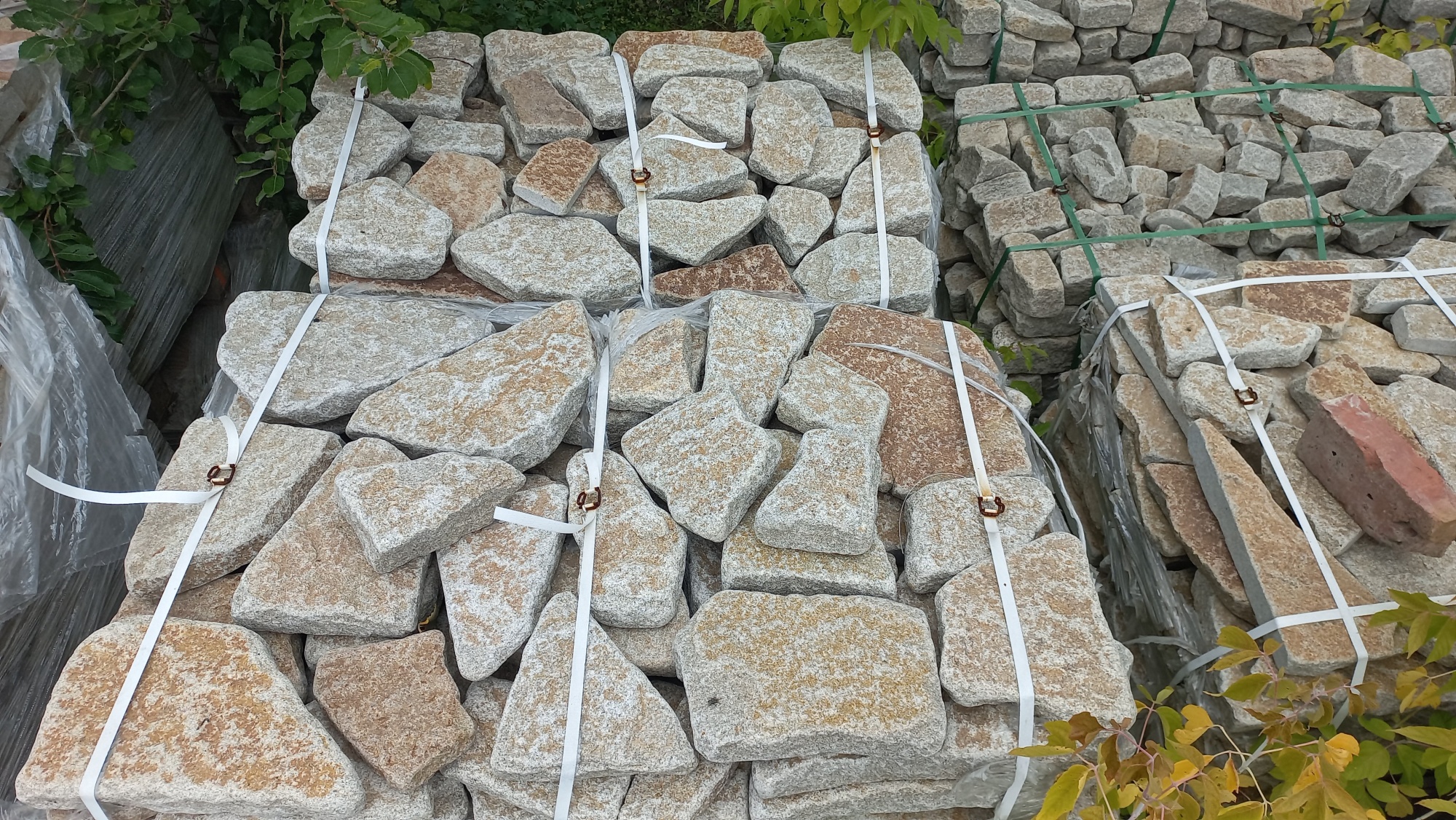 Гранитный плитняк галтованный для мощения купить в Видном