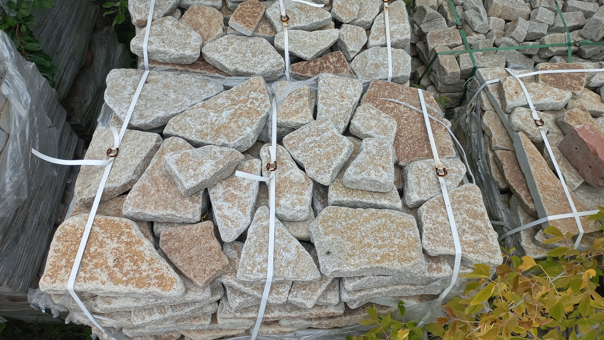 Плитняк галтованный гранитный для ландшафтного дизайна купить в Видном