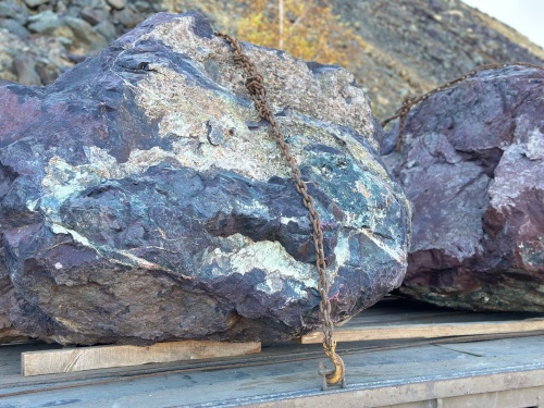 Огромные красно-фиолетовые валуны для ландшафтного дизайна весом более 5 тонн купить в Видном