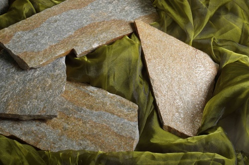 Плитняк златолит Уральский для цоколя, отмостки купить в Видном